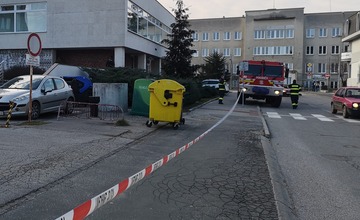 FOTO: Bezpečnostné zložky zasahujú pred budovou súdu v Trenčíne