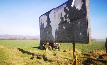 FOTO: V Dubnici nad Váhom čistili ulice od reklamného smogu. Odstránili 16 reklamných pútačov