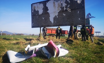 FOTO: V Dubnici nad Váhom čistili ulice od reklamného smogu. Odstránili 16 reklamných pútačov