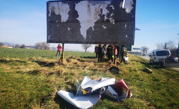 FOTO: V Dubnici nad Váhom čistili ulice od reklamného smogu. Odstránili 16 reklamných pútačov