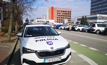 FOTO: Parkovacia politika v Trenčíne pod paľbou kritiky. Mestský poslanec sa obrátil na prokuratúru. 