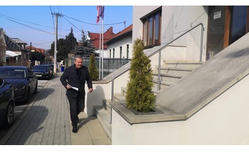 FOTO: Parkovacia politika v Trenčíne pod paľbou kritiky. Mestský poslanec sa obrátil na prokuratúru. 