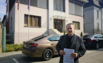FOTO: Parkovacia politika v Trenčíne pod paľbou kritiky. Mestský poslanec sa obrátil na prokuratúru. 