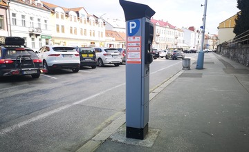 FOTO: Parkovacia politika v Trenčíne pod paľbou kritiky. Mestský poslanec sa obrátil na prokuratúru. 