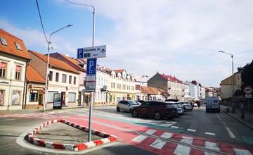 FOTO: Parkovacia politika v Trenčíne pod paľbou kritiky. Mestský poslanec sa obrátil na prokuratúru. 