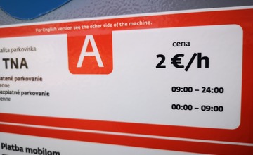 FOTO: Parkovacia politika v Trenčíne pod paľbou kritiky. Mestský poslanec sa obrátil na prokuratúru. 