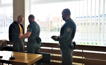 FOTO: Recidivista, ktorý mal podpáliť svoju priateľku zo žiarlivosti vyfasoval 7 a polročný trest