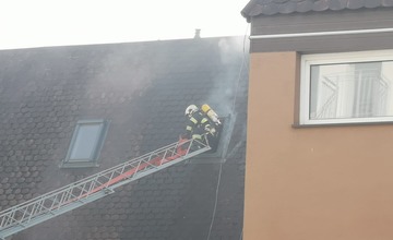 FOTO: Desiatky hasičov zasahujú pri požiari v Trenčianskych Tepliciach