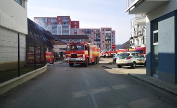 FOTO: Desiatky hasičov zasahujú pri požiari v Trenčianskych Tepliciach