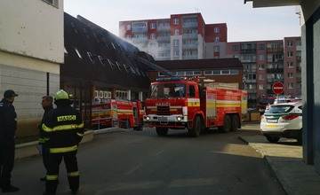 FOTO: Desiatky hasičov zasahujú pri požiari v Trenčianskych Tepliciach