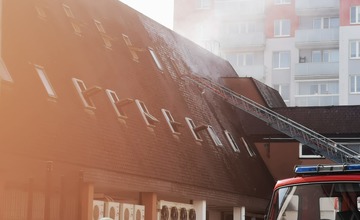 FOTO: Desiatky hasičov zasahujú pri požiari v Trenčianskych Tepliciach