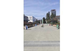 FOTO: V centre Považskej Bystrice pribudla nová výzdoba. Vyrobili ju miestni školáci