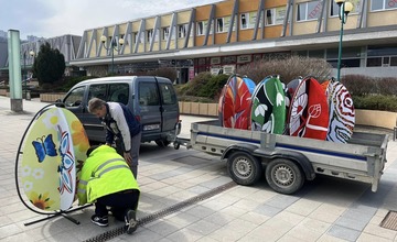 FOTO: V centre Považskej Bystrice pribudla nová výzdoba. Vyrobili ju miestni školáci