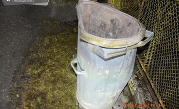FOTO: Opitý vodič v Lazoch pod Makytou nabúral do smetných nádob