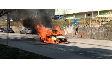 FOTO: Z auta patriacemu samospráve v Brezovej pod Bradlom vyšľahli plamene. Ratovali ho hasiči