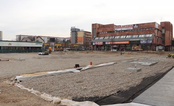 FOTO: Dubničania by sa vynoveného námestia mohli dočkať už v auguste. Práce podľa mesta pokračujú podľa harmonogramu