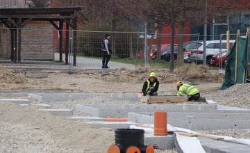 FOTO: Dubničania by sa vynoveného námestia mohli dočkať už v auguste. Práce podľa mesta pokračujú podľa harmonogramu