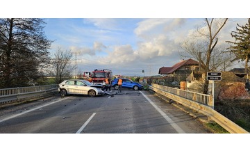 FOTO: Pri dopravnej nehode za Bošanmi asistoval aj záchranársky vrtuľník z Trenčína 