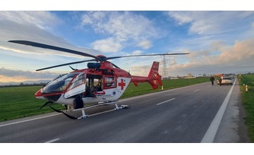 FOTO: Pri dopravnej nehode za Bošanmi asistoval aj záchranársky vrtuľník z Trenčína 