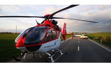 FOTO: Pri dopravnej nehode za Bošanmi asistoval aj záchranársky vrtuľník z Trenčína 