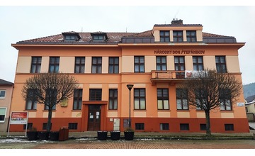 FOTO: V Brezovej pod Bradlom si v noci posvietia na mohylu a oba kostoly. Do normálu sa vracia aj Národný… 