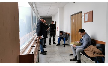 FOTO: Kuriózna krádež: Mladík ukradol dôchodcovi „ľadvinku“ s medailónkami Panny Márie. Na súde sa kajal 
