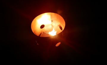 FOTO: Do ochrany úrody pred mrazom nasadili ovocinári aj moderné technológie. V sade horeli ohne a lietali drony