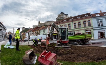 FOTO: Na Mierovom námestí objavili tubus s odkazom