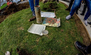 FOTO: Na Mierovom námestí objavili tubus s odkazom