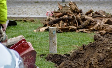 FOTO: Na Mierovom námestí objavili tubus s odkazom
