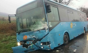 FOTO: Dopravná nehoda autobusu a osobného auta blokovala dopravu pri obci Mníchova Lehota