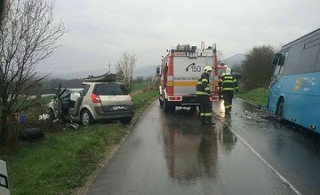 FOTO: Dopravná nehoda autobusu a osobného auta blokovala dopravu pri obci Mníchova Lehota