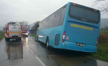 FOTO: Dopravná nehoda autobusu a osobného auta blokovala dopravu pri obci Mníchova Lehota