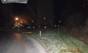 FOTO: Zbesilá jazda vodiča pod vplyvom alkoholu na sídlisku v Partizánskom. Za obeť mu padlo niekoľko áut