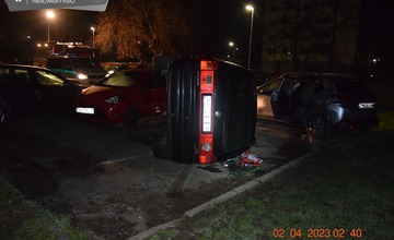 FOTO: Zbesilá jazda vodiča pod vplyvom alkoholu na sídlisku v Partizánskom. Za obeť mu padlo niekoľko áut
