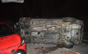 FOTO: Zbesilá jazda vodiča pod vplyvom alkoholu na sídlisku v Partizánskom. Za obeť mu padlo niekoľko áut