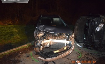 FOTO: Zbesilá jazda vodiča pod vplyvom alkoholu na sídlisku v Partizánskom. Za obeť mu padlo niekoľko áut