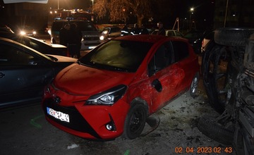 FOTO: Zbesilá jazda vodiča pod vplyvom alkoholu na sídlisku v Partizánskom. Za obeť mu padlo niekoľko áut