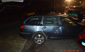 FOTO: Zbesilá jazda vodiča pod vplyvom alkoholu na sídlisku v Partizánskom. Za obeť mu padlo niekoľko áut