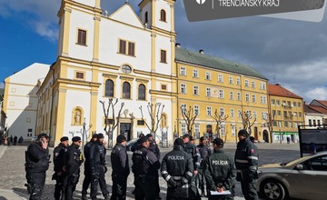 FOTO: Trenčín je momentálne najstráženejším mestom na Slovensku. V uliciach sú desiatky policajtov aj vojakov 