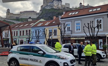 FOTO: Trenčín je momentálne najstráženejším mestom na Slovensku. V uliciach sú desiatky policajtov aj vojakov 