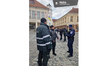 FOTO: Trenčín je momentálne najstráženejším mestom na Slovensku. V uliciach sú desiatky policajtov aj vojakov 