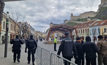FOTO: Trenčín je momentálne najstráženejším mestom na Slovensku. V uliciach sú desiatky policajtov aj vojakov 