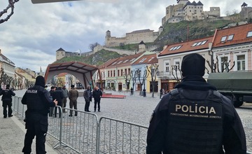 FOTO: Trenčín je momentálne najstráženejším mestom na Slovensku. V uliciach sú desiatky policajtov aj vojakov 