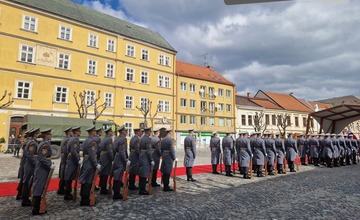 FOTO: Trenčín je momentálne najstráženejším mestom na Slovensku. V uliciach sú desiatky policajtov aj vojakov 