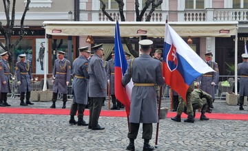 FOTO: Trenčín je momentálne najstráženejším mestom na Slovensku. V uliciach sú desiatky policajtov aj vojakov 
