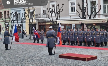 FOTO: Trenčín je momentálne najstráženejším mestom na Slovensku. V uliciach sú desiatky policajtov aj vojakov 