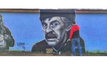 FOTO: Na Brezovčanov dohliada z tamojšieho kúpalisko známa celebrita. Pozná ho celé Slovensko