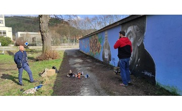 FOTO: Na Brezovčanov dohliada z tamojšieho kúpalisko známa celebrita. Pozná ho celé Slovensko