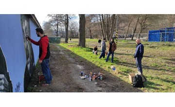 FOTO: Na Brezovčanov dohliada z tamojšieho kúpalisko známa celebrita. Pozná ho celé Slovensko